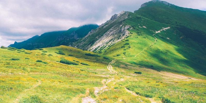 旅行时尚指南：针对梨形、苹果形、沙漏形身材的实用穿搭技巧与美容秘诀